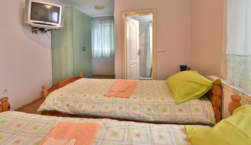 Habitación básica con 2 camas individuales, baño privado (5)
