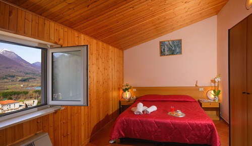 Habitación estándar con 1 cama doble o 2 individuales, vistas a la montaña