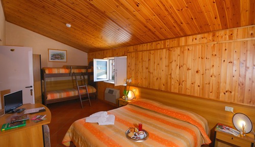 Habitación cuádruple estándar, vistas a la montaña