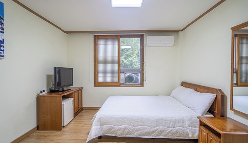 R02) Bed Room for 3 people (No Kitchenette)