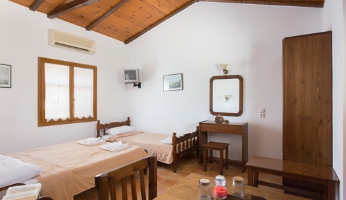 Habitación triple, cocina básica, en la zona del patio