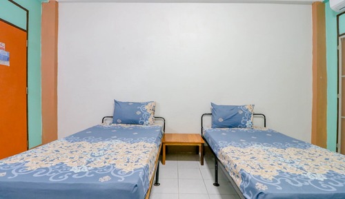 Habitación básica con 2 camas individuales