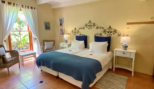 Habitación superior con 1 cama doble o 2 individuales, vistas al jardín (5)