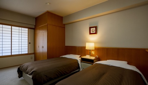 Habitación básica con 2 camas individuales