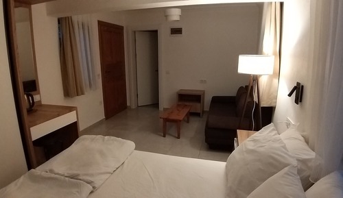 Estudio familiar, 2 camas dobles, accesible para personas con discapacidad, vistas al patio