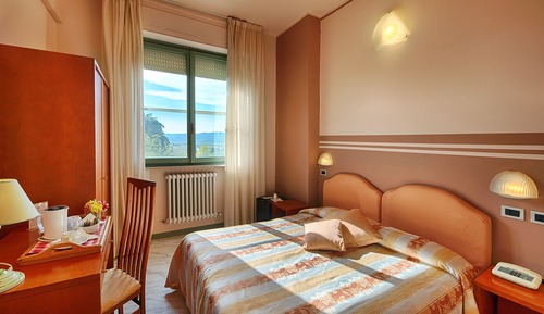 Habitación básica con 1 cama doble o 2 individuales, 1 cama doble