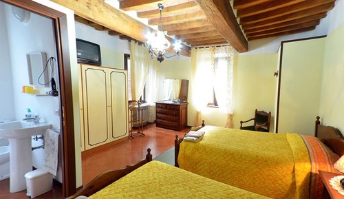 Habitación Confort doble, 2 camas individuales, baño privado, vistas al jardín