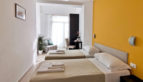 Habitación básica con 2 camas individuales