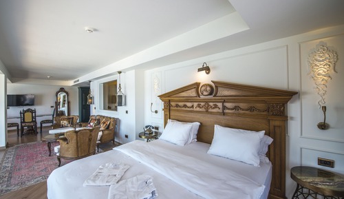 King Suite with Hot Tub and Turkish Bath