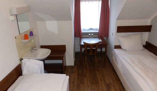 Habitación económica doble, baño privado (Economy Plus)
