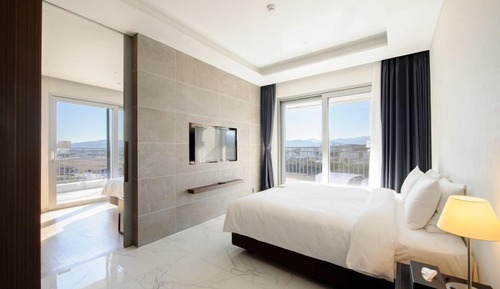 Suite junior, vistas parciales al mar (Executive Lounge for 4 people)