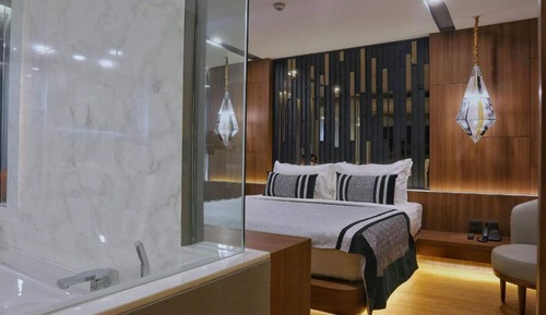 Premier King with Bathtub