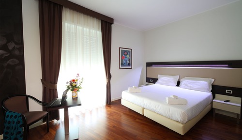 Habitación superior con 1 cama doble o 2 individuales, vistas a la ciudad