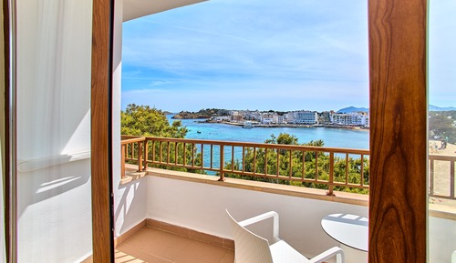 Habitación superior, vistas parciales al mar