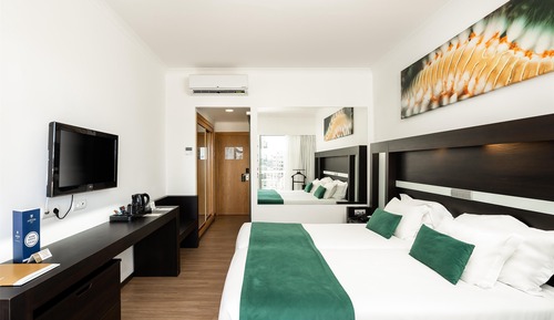 Habitación superior con 1 cama doble o 2 individuales, vistas parciales al mar