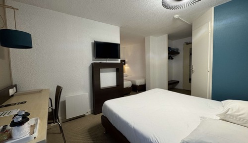Habitación, varias camas