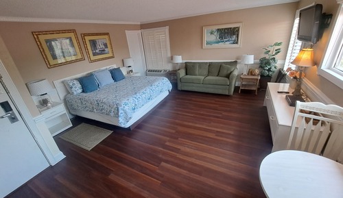King Room 302 Pet Friendly Upstairs