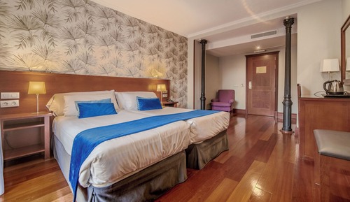 Habitación superior con 1 cama doble o 2 individuales, vistas a la ciudad