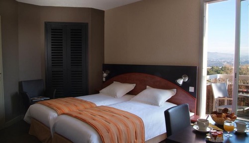 Habitación superior con 2 camas individuales, balcón