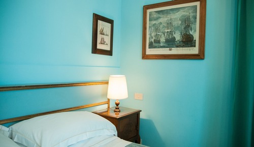 Habitación clásica con 1 cama doble o 2 individuales, balcón, vistas al mar