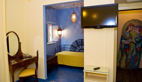 Habitación superior con 1 cama doble o 2 individuales, balcón, vistas a la ciudad