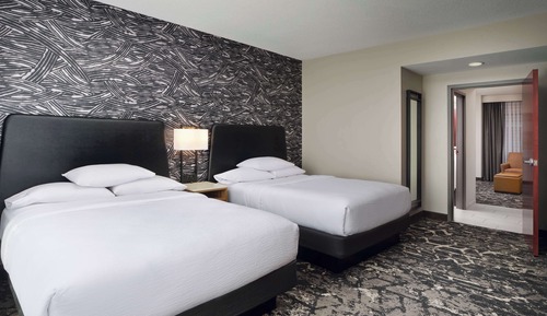 Suite, 2 camas de matrimonio (Mobility/Hearing, Roll In Shower)