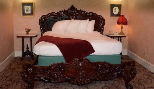Suite (Parlor)