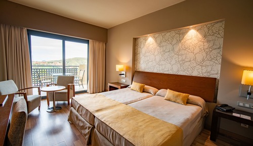 Habitación doble (2 adultos + 2 niños)