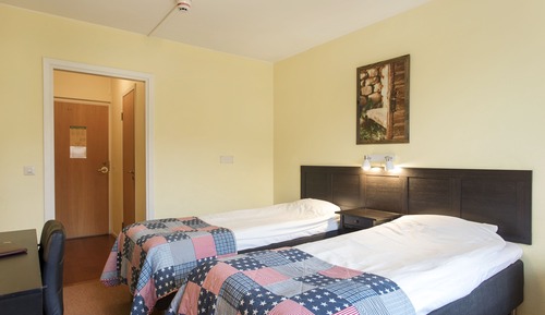 Habitación con 2 camas individuales, balcón, vistas a la montaña