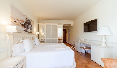 Habitación con 2 camas individuales, vistas parciales al mar