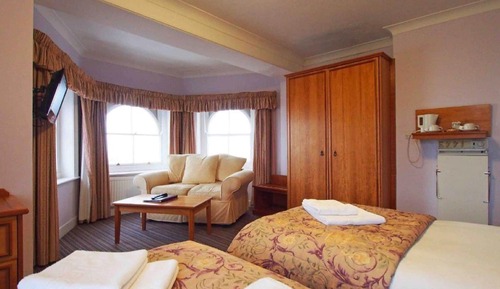 Habitación superior con 2 camas individuales, vistas al mar