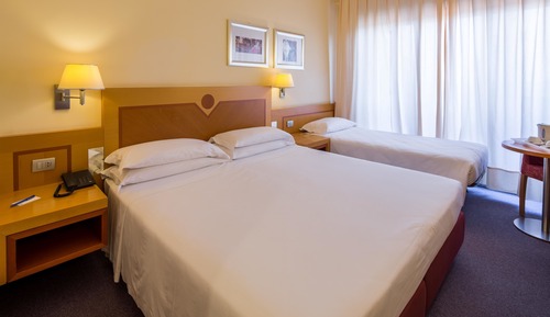 Habitación triple clásica, 1 cama de matrimonio grande