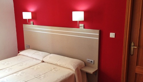 Habitación estándar con 1 cama doble o 2 individuales, balcón