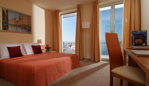 Habitación superior con 1 cama doble o 2 individuales, vistas al mar, frente a la playa