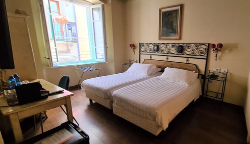 Habitación tradicional con 2 camas individuales, accesible para personas con discapacidad