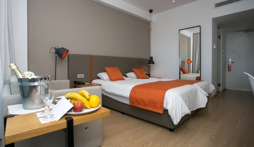 Habitación superior, vistas parciales al mar