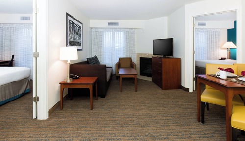 Suite, 2 habitaciones (Mobility/Hearing Access, Roll-in Shwr)