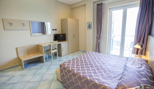 Habitación triple, balcón, vistas al mar