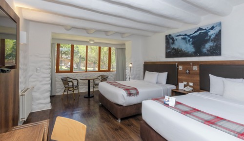 Habitación superior con 2 camas individuales, vistas al jardín