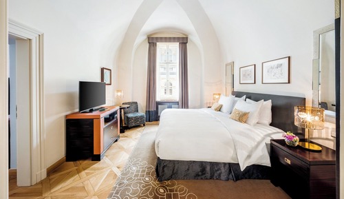 Suite (Moser Crystal)