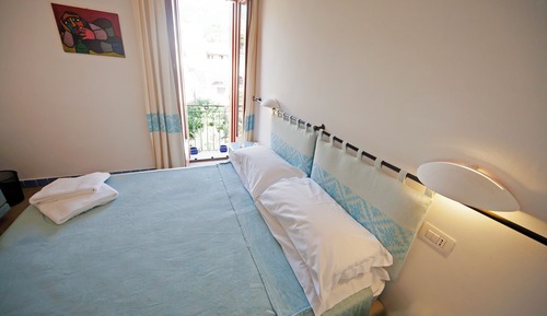 Communicating Rooms