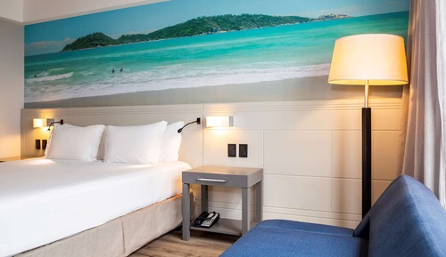 Habitación superior, 1 cama de matrimonio grande con sofá cama, vistas parciales al mar