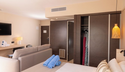 Habitación triple Premium, vistas a la piscina (Suite 3 Adults)