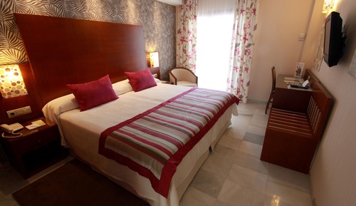 Habitación doble, balcón, vistas parciales al mar