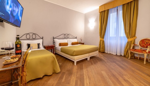 Habitación superior, varias camas, vistas a la ciudad