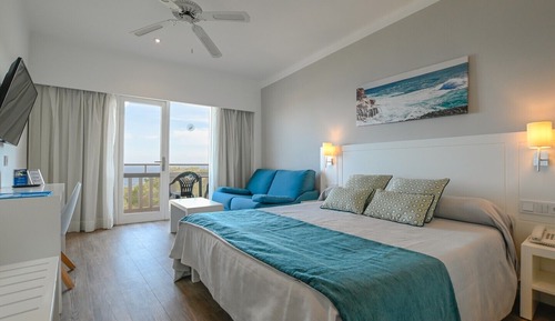 Suite junior, balcón, vistas parciales al mar (2 Adults + 1 Child)