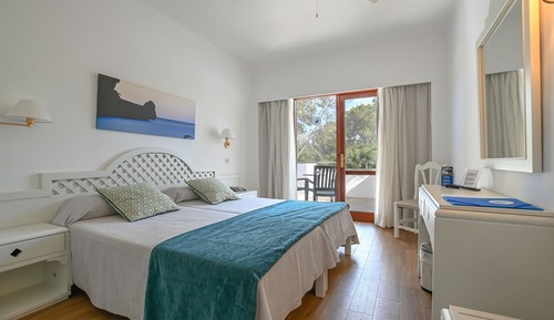 Habitación estándar doble, balcón, vistas al mar (2 Adults + 1 Child)