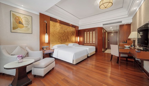 Habitación superior con 2 camas individuales, vistas al jardín