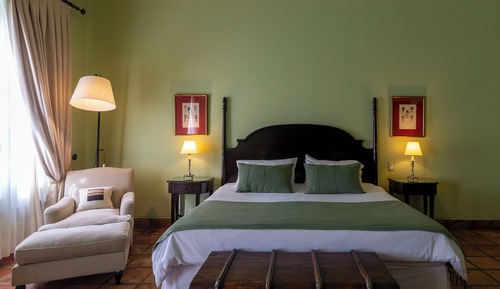 Colonial 1 King Bed
