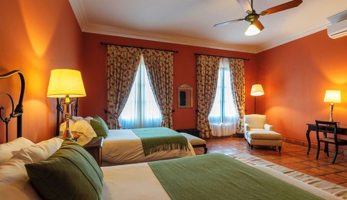 Colonial Room 2 Twin Beds